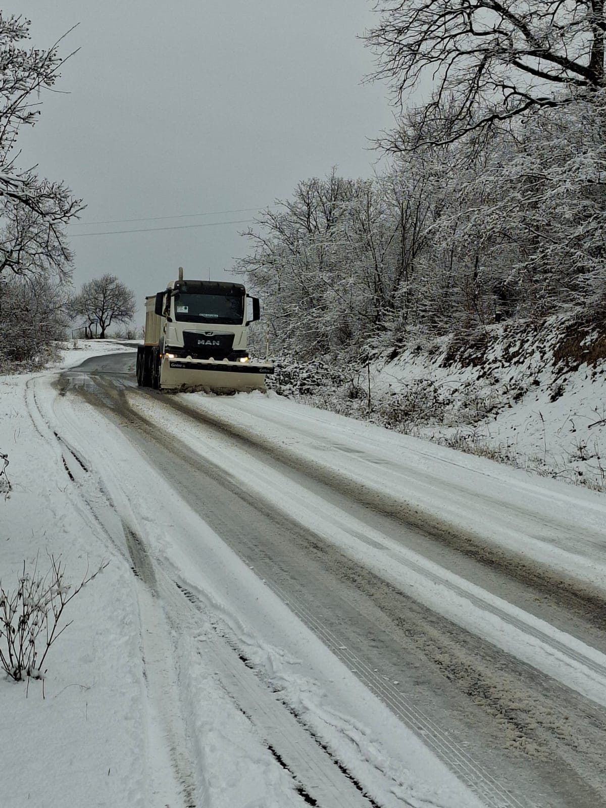 Ağdərədə yollar xüsusi texnikalarla təmizlənir (FOTO)
