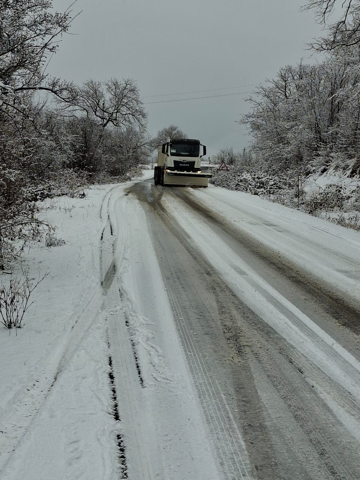 Ağdərədə yollar xüsusi texnikalarla təmizlənir (FOTO)