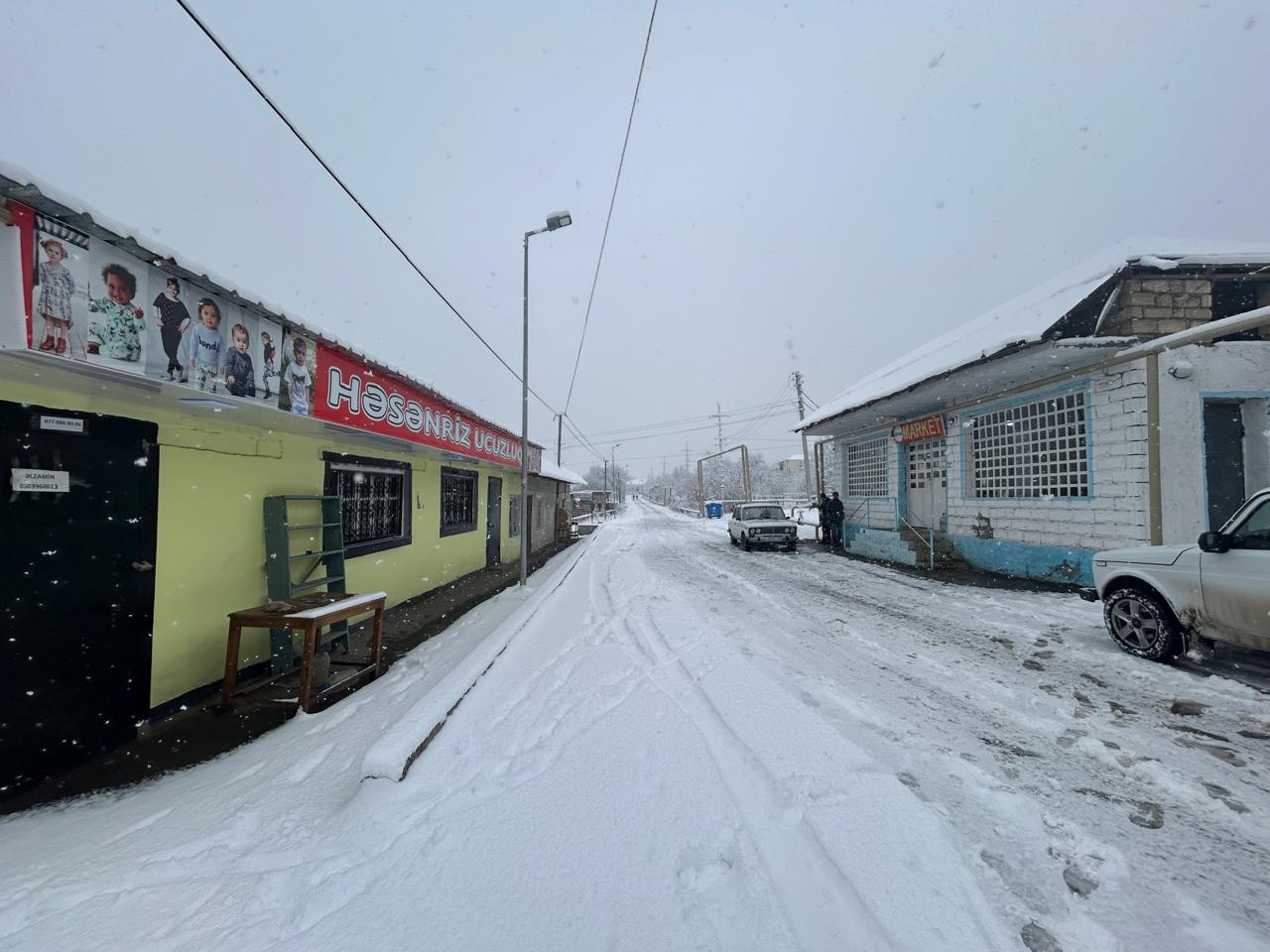 Ağdərədə yollar xüsusi texnikalarla təmizlənir (FOTO)