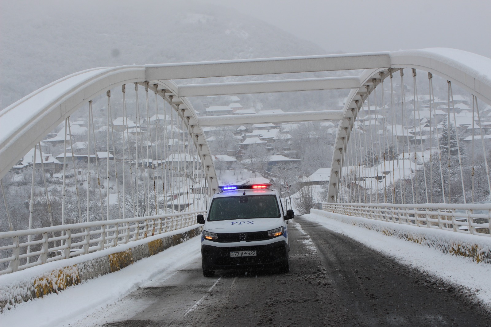 DİN əməkdaşları hava şəraiti ilə əlaqədar gücləndirilmiş rejimdə xidmət aparırlar (FOTO)
