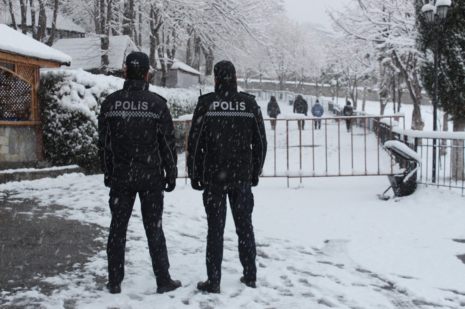 DİN əməkdaşları hava şəraiti ilə əlaqədar gücləndirilmiş rejimdə xidmət aparırlar (FOTO)