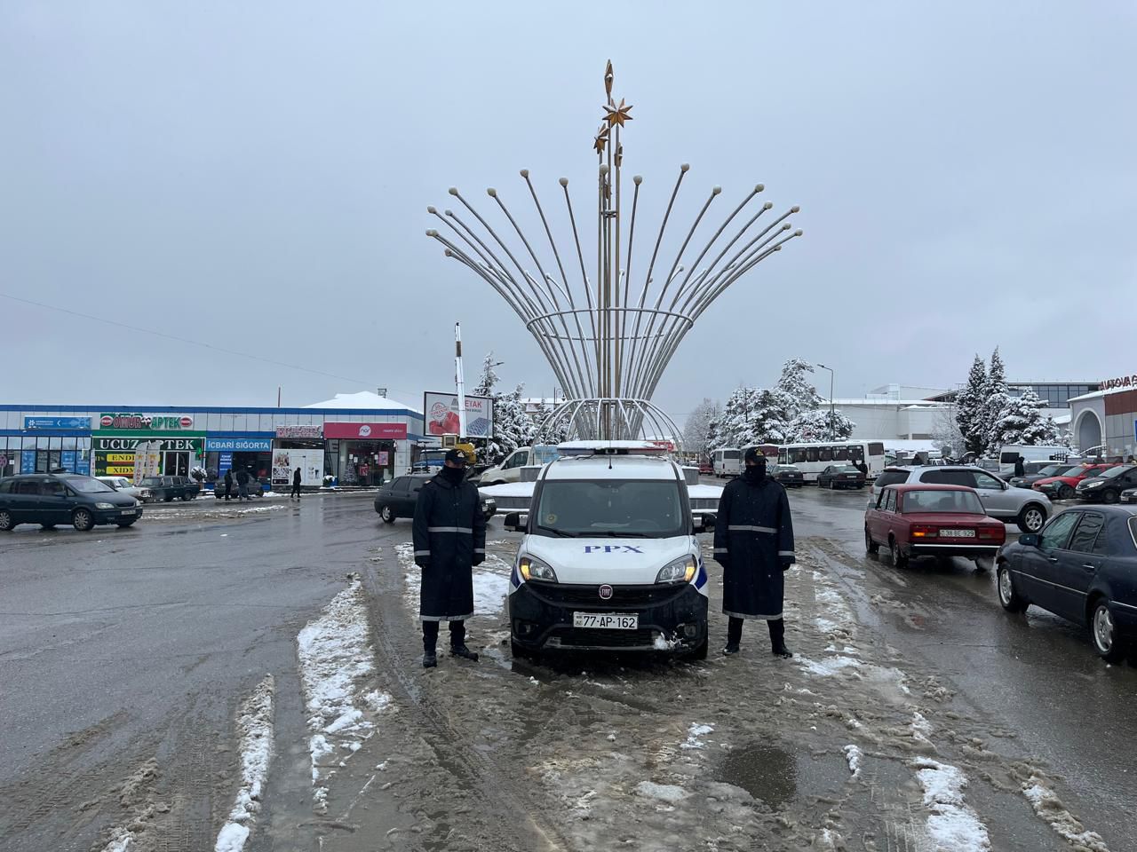 DİN əməkdaşları hava şəraiti ilə əlaqədar gücləndirilmiş rejimdə xidmət aparırlar (FOTO)
