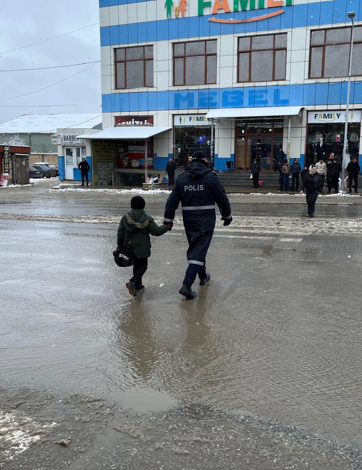 DİN əməkdaşları hava şəraiti ilə əlaqədar gücləndirilmiş rejimdə xidmət aparırlar (FOTO)