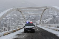 DİN əməkdaşları hava şəraiti ilə əlaqədar gücləndirilmiş rejimdə xidmət aparırlar (FOTO)