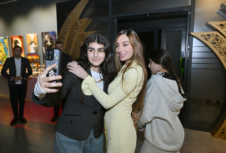 Bakı Media Mərkəzinin rəhbəri Arzu Əliyeva və Alena Əliyeva “Rənglərdə yaşanan 10 il” mövzusunda keçirilən sərgidə iştirak ediblər (FOTO)