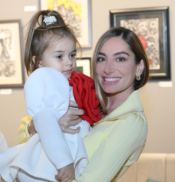 Bakı Media Mərkəzinin rəhbəri Arzu Əliyeva və Alena Əliyeva “Rənglərdə yaşanan 10 il” mövzusunda keçirilən sərgidə iştirak ediblər (FOTO)