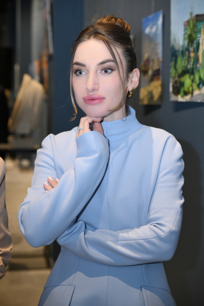 Bakı Media Mərkəzinin rəhbəri Arzu Əliyeva və Alena Əliyeva “Rənglərdə yaşanan 10 il” mövzusunda keçirilən sərgidə iştirak ediblər (FOTO)