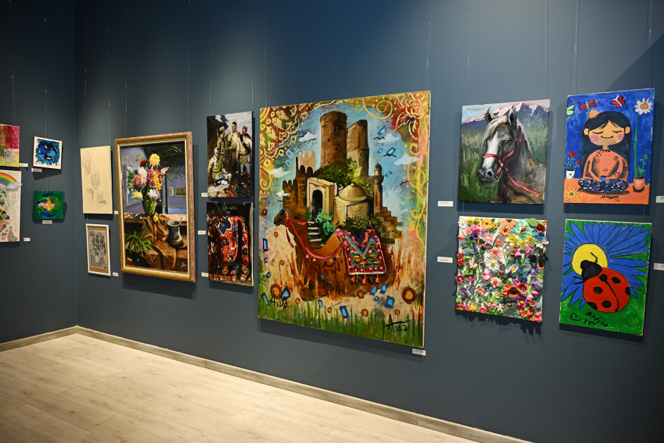 Bakı Media Mərkəzinin rəhbəri Arzu Əliyeva və Alena Əliyeva “Rənglərdə yaşanan 10 il” mövzusunda keçirilən sərgidə iştirak ediblər (FOTO)