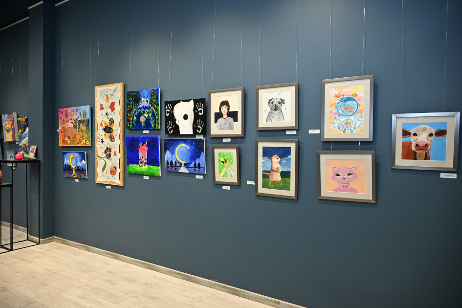 Bakı Media Mərkəzinin rəhbəri Arzu Əliyeva və Alena Əliyeva “Rənglərdə yaşanan 10 il” mövzusunda keçirilən sərgidə iştirak ediblər (FOTO)