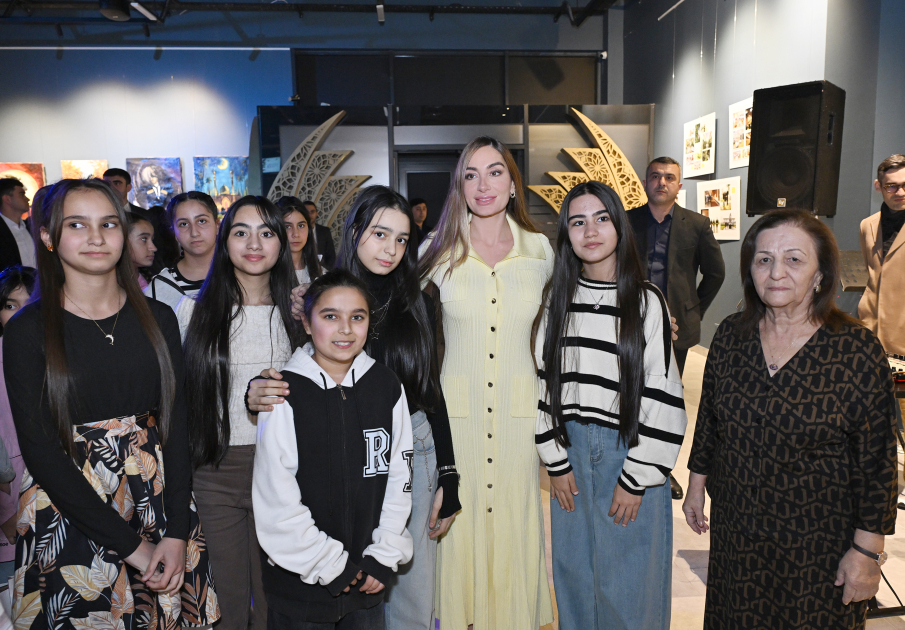 Bakı Media Mərkəzinin rəhbəri Arzu Əliyeva və Alena Əliyeva “Rənglərdə yaşanan 10 il” mövzusunda keçirilən sərgidə iştirak ediblər (FOTO)