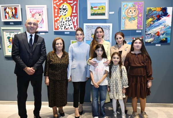 Bakı Media Mərkəzinin rəhbəri Arzu Əliyeva və Alena Əliyeva “Rənglərdə yaşanan 10 il” mövzusunda keçirilən sərgidə iştirak ediblər (FOTO)