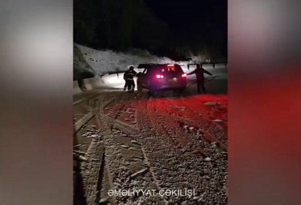 Şuşada buz bağlamış yolda avtomobildə köməksiz vəziyyətdə qalan şəxslər xilas edilib