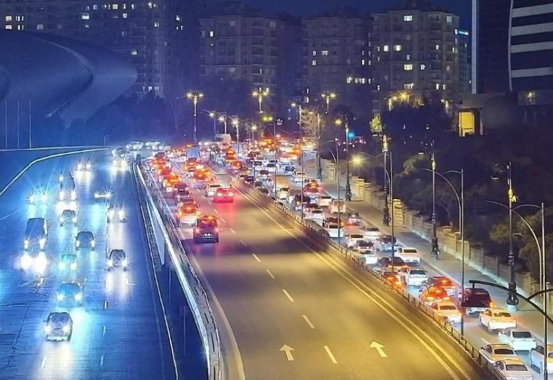 Metronun "Koroğlu" stansiyası istiqamətində sıxlıq yaranıb (FOTO)