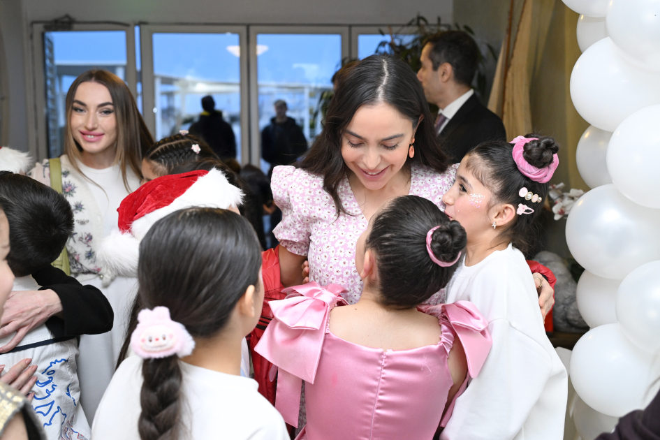 Heydər Əliyev Fondunun vitse-prezidenti Leyla Əliyeva, Bakı Media Mərkəzinin rəhbəri Arzu Əliyeva və Alena Əliyeva xüsusi qayğıya ehtiyacı olan uşaqlar üçün təşkil olunan bayram şənliyində iştirak ediblər (FOTO)