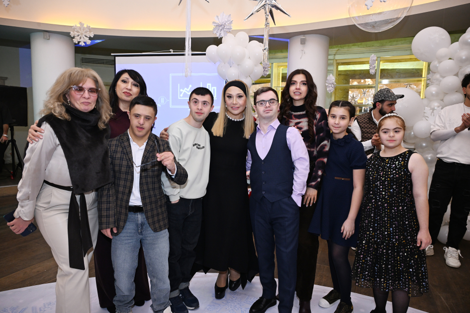 Heydər Əliyev Fondunun vitse-prezidenti Leyla Əliyeva, Bakı Media Mərkəzinin rəhbəri Arzu Əliyeva və Alena Əliyeva xüsusi qayğıya ehtiyacı olan uşaqlar üçün təşkil olunan bayram şənliyində iştirak ediblər (FOTO)