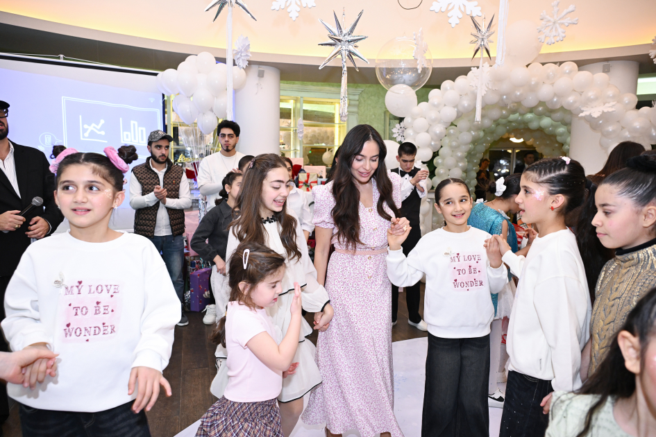 Heydər Əliyev Fondunun vitse-prezidenti Leyla Əliyeva, Bakı Media Mərkəzinin rəhbəri Arzu Əliyeva və Alena Əliyeva xüsusi qayğıya ehtiyacı olan uşaqlar üçün təşkil olunan bayram şənliyində iştirak ediblər (FOTO)