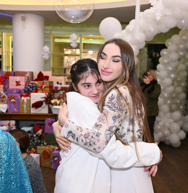 Heydər Əliyev Fondunun vitse-prezidenti Leyla Əliyeva, Bakı Media Mərkəzinin rəhbəri Arzu Əliyeva və Alena Əliyeva xüsusi qayğıya ehtiyacı olan uşaqlar üçün təşkil olunan bayram şənliyində iştirak ediblər (FOTO)