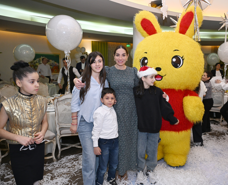 Heydər Əliyev Fondunun vitse-prezidenti Leyla Əliyeva, Bakı Media Mərkəzinin rəhbəri Arzu Əliyeva və Alena Əliyeva xüsusi qayğıya ehtiyacı olan uşaqlar üçün təşkil olunan bayram şənliyində iştirak ediblər (FOTO)