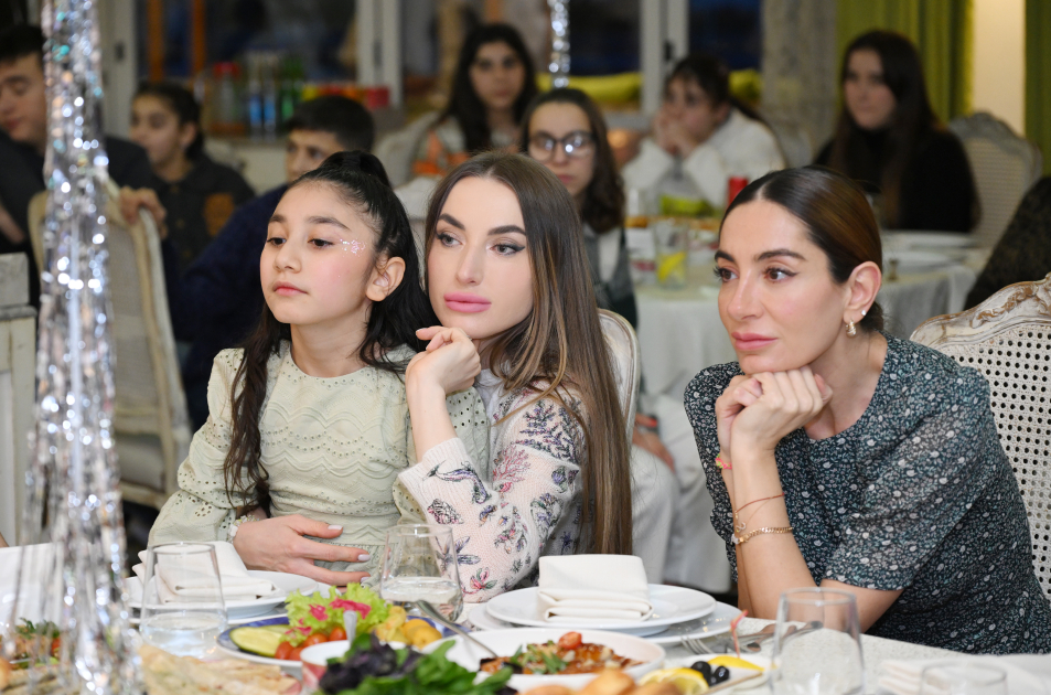 Heydər Əliyev Fondunun vitse-prezidenti Leyla Əliyeva, Bakı Media Mərkəzinin rəhbəri Arzu Əliyeva və Alena Əliyeva xüsusi qayğıya ehtiyacı olan uşaqlar üçün təşkil olunan bayram şənliyində iştirak ediblər (FOTO)