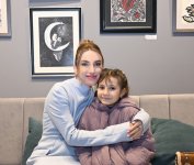 Bakı Media Mərkəzinin rəhbəri Arzu Əliyeva və Alena Əliyeva “Rənglərdə yaşanan 10 il” mövzusunda keçirilən sərgidə iştirak ediblər (FOTO)