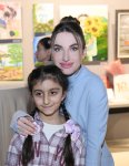 Bakı Media Mərkəzinin rəhbəri Arzu Əliyeva və Alena Əliyeva “Rənglərdə yaşanan 10 il” mövzusunda keçirilən sərgidə iştirak ediblər (FOTO)