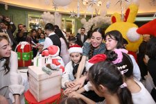 Heydər Əliyev Fondunun vitse-prezidenti Leyla Əliyeva, Bakı Media Mərkəzinin rəhbəri Arzu Əliyeva və Alena Əliyeva xüsusi qayğıya ehtiyacı olan uşaqlar üçün təşkil olunan bayram şənliyində iştirak ediblər (FOTO)