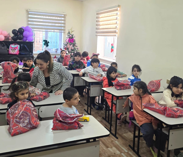 Vəkillər Kollegiyasının üzvləri uşaq sığınacağında yaşayan balacaların bayram sevincini bölüşüblər (FOTO)