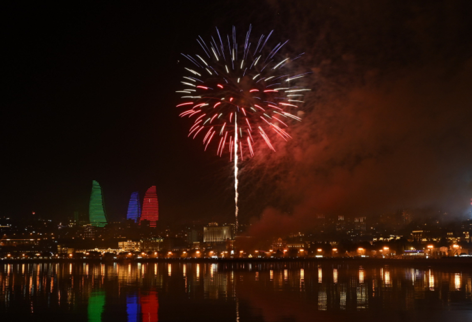 Bakıda Yeni il münasibətilə bayram atəşfəşanlığı keçirilib