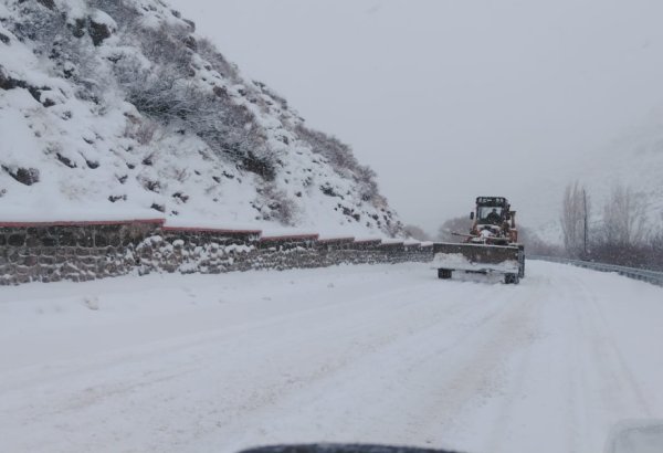 Naxçıvanda avtomobil yolları qardan təmizlənir (FOTO)