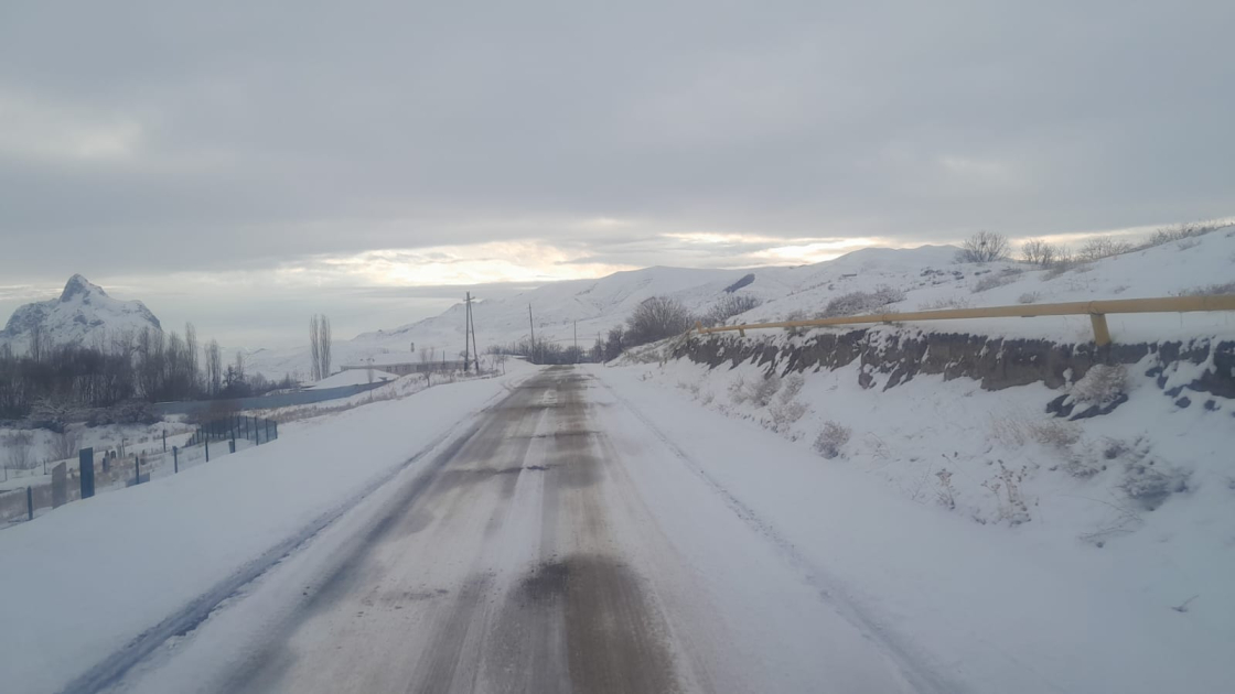 Naxçıvanda avtomobil yolları qardan təmizlənir (FOTO)