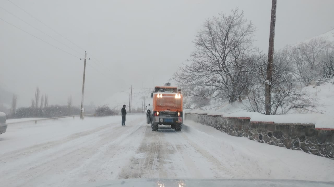 Naxçıvanda avtomobil yolları qardan təmizlənir (FOTO)