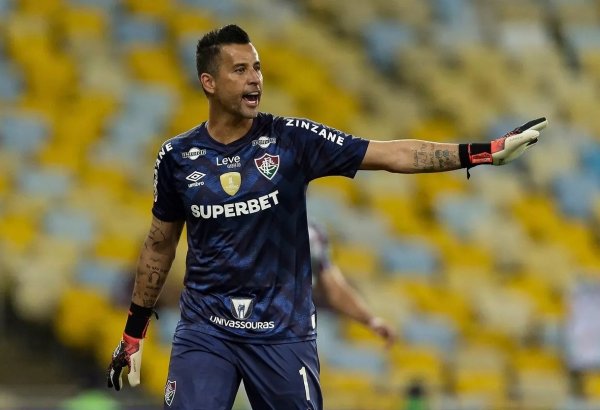 Futbol tarixinin ən çox oyuna çıxan futbolçusu karyerasını bu klubda davam etdirəcək