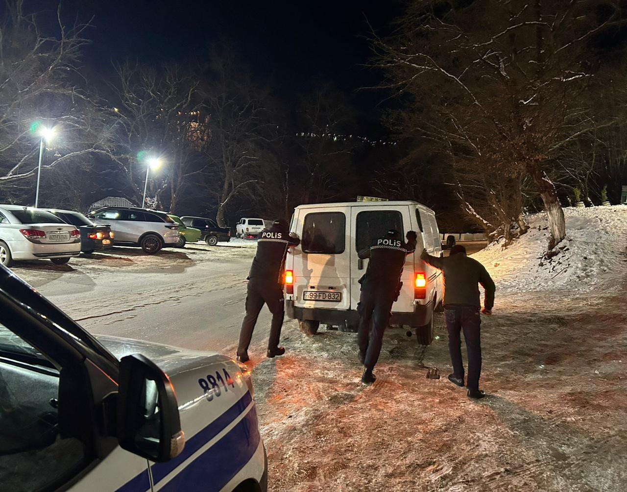 Polis əməkdaşları hava şəraiti ilə əlaqədar fasiləsiz xidmət aparır (FOTO)