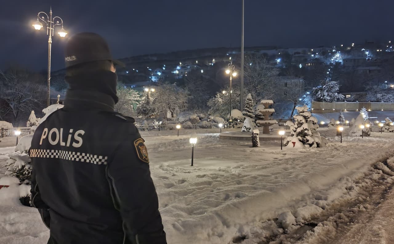 Polis əməkdaşları hava şəraiti ilə əlaqədar fasiləsiz xidmət aparır (FOTO)