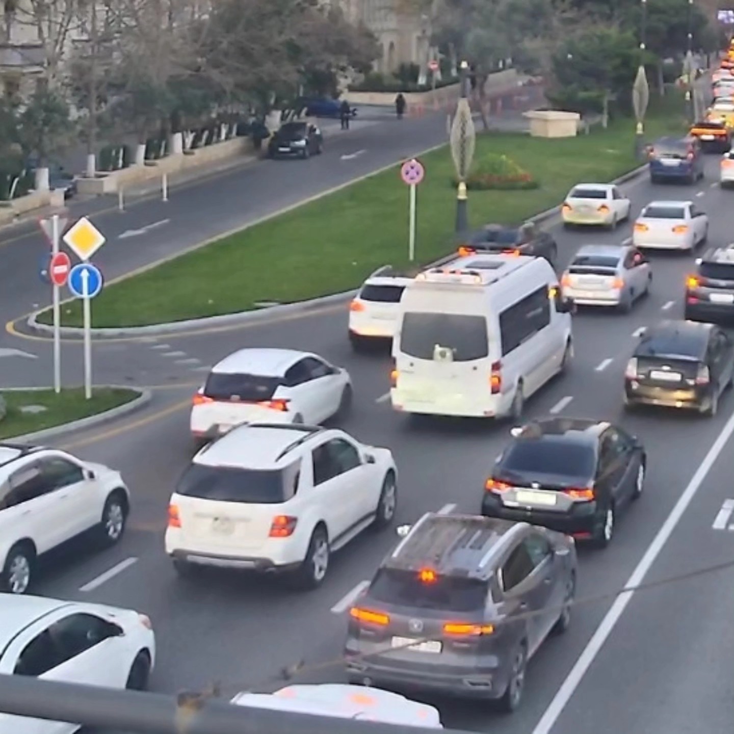 Sürücülərin NƏZƏRİNƏ: Bakıda bu yollarda sıxlıq var - SİYAHI (FOTO)
