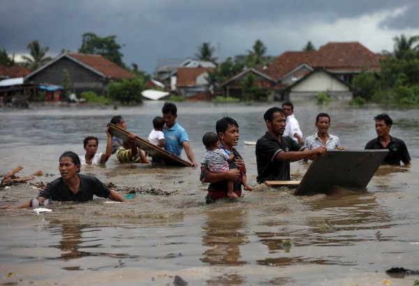 İndoneziyada daşqınlarda 14 nəfər həlak olub