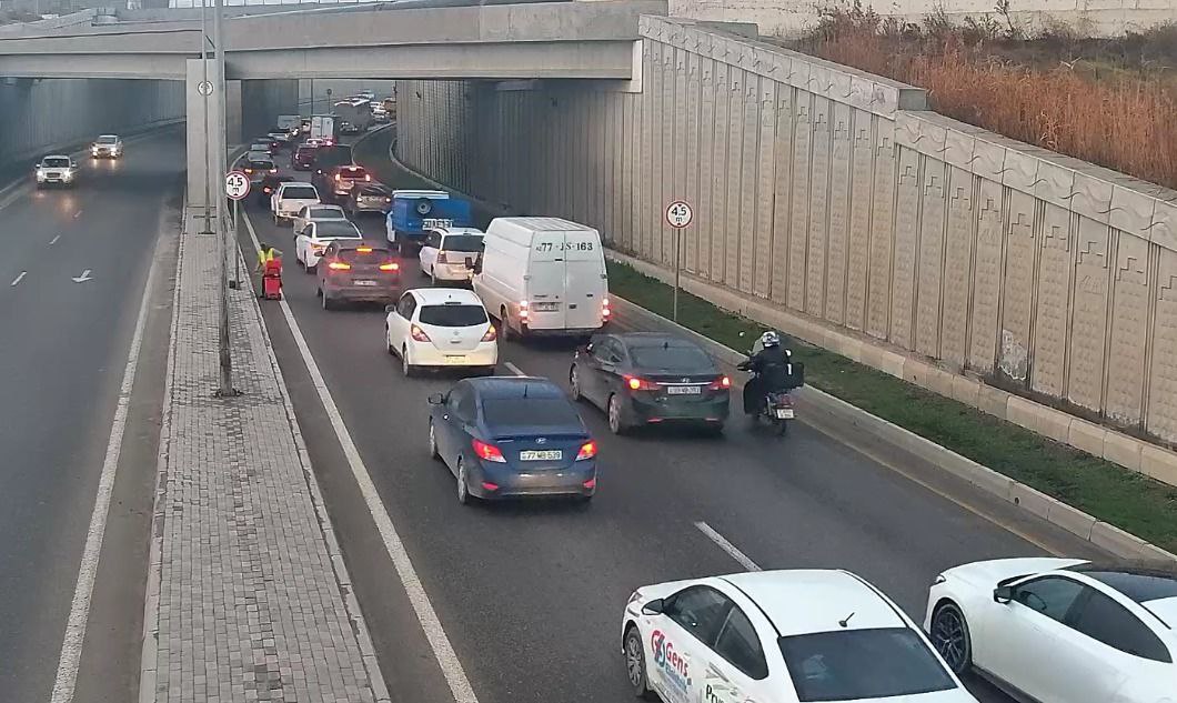 Sürücülərin NƏZƏRİNƏ: Bakıda bu yollarda sıxlıq var - SİYAHI (FOTO)