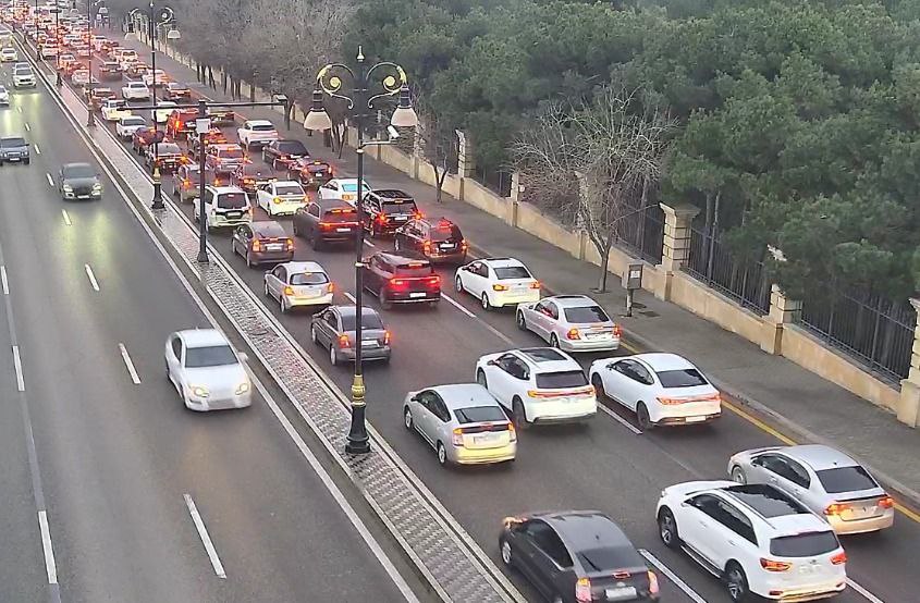 Sürücülərin NƏZƏRİNƏ: Bakıda bu yollarda sıxlıq var - SİYAHI (FOTO)