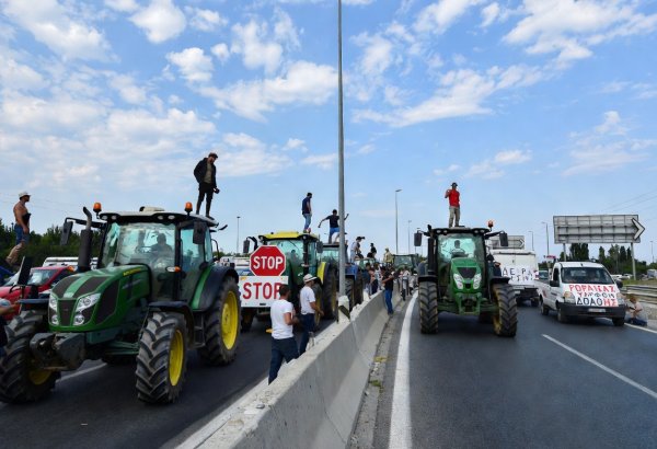 Yunanıstanda fermerlər nəqliyyatın hərəkətini iflic edib - 48 saatlıq ümummilli tətil