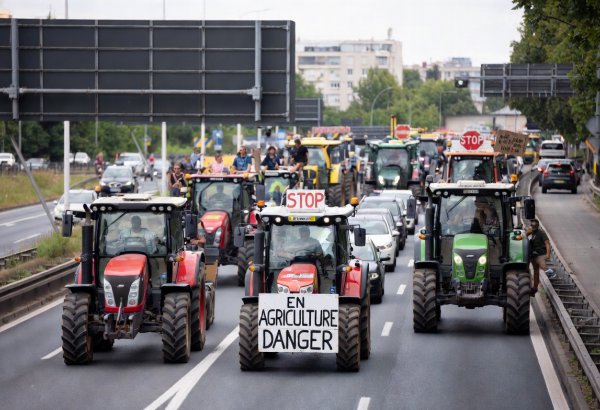 Parisdə femerlər traktorlarla yolları bağlayıb
