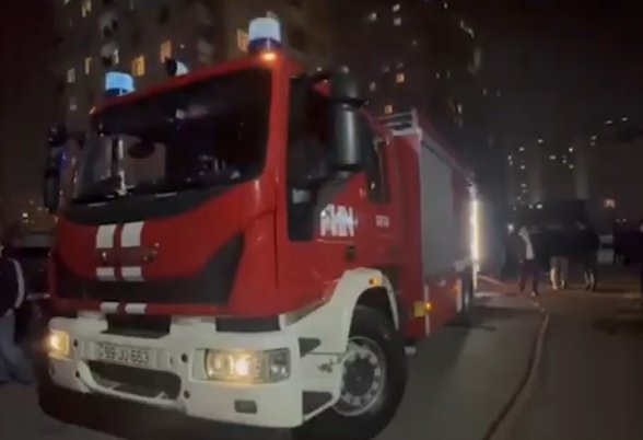 Bakıda yaşayış binasında yanğın baş verib, xəsarət alan var (VİDEO)