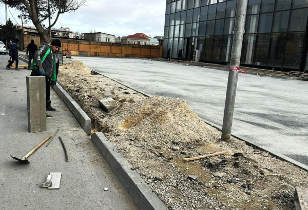 Paytaxtda bir neçə ərazidə piyada səkilərinə qanunsuz müdaxilələrin qarşısı alınıb (FOTO)