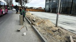 Paytaxtda bir neçə ərazidə piyada səkilərinə qanunsuz müdaxilələrin qarşısı alınıb (FOTO)