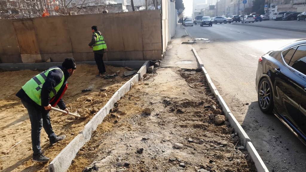 Paytaxtda bir neçə ərazidə piyada səkilərinə qanunsuz müdaxilələrin qarşısı alınıb (FOTO)