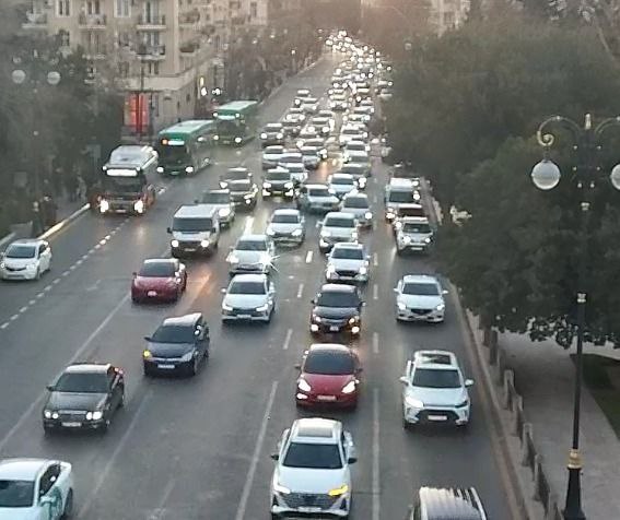 Sürücülərin NƏZƏRİNƏ: Paytaxtın bir sıra yollarında tıxac var - SİYAHI (FOTO)