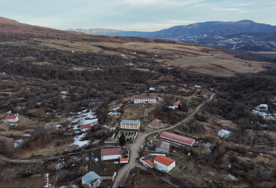 Prezident İlham Əliyev Ağdərə rayonunun Çapar kəndində görülmüş işlərlə tanış olub (FOTO)