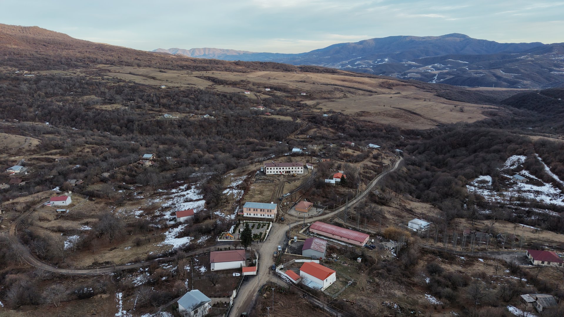 Prezident İlham Əliyev Ağdərə rayonunun Çapar kəndində görülmüş işlərlə tanış olub (FOTO) (YENİLƏNİB)