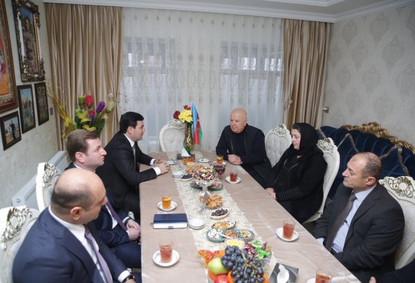 İcra başçısı əməliyyat olunan şəhid atasını ziyarət edib (FOTO)