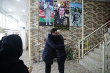 İcra başçısı əməliyyat olunan şəhid atasını ziyarət edib (FOTO)