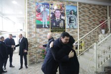 İcra başçısı əməliyyat olunan şəhid atasını ziyarət edib (FOTO)